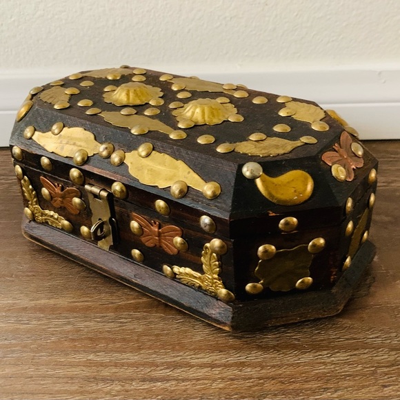 Wooden box with metal ornaments - Picture 1 of 11